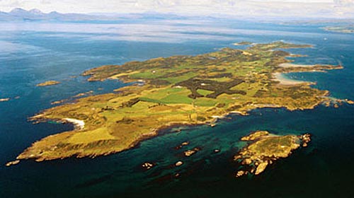Ganze schottische Insel Gigha aus der Luft